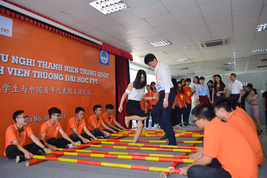 Điệu nhảy truyền thống của vùng Tây Bắc Việt Nam - điệu múa sạp cuối chương trình đã thu hút sự chú ý đoàn Thanh niên Đại học FPT. Các đại diện của nước bạn tỏ ra thích thú.