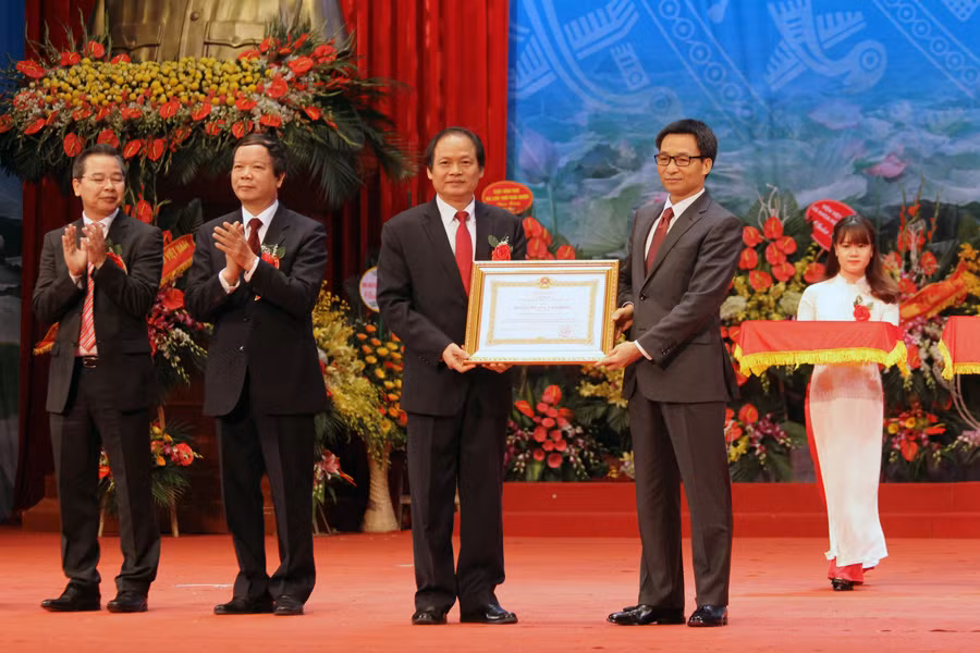 Phó Thủ tướng Vũ Đức Đam thay mặt Lãnh đạo Đảng, Nhà nước trao tặng Huân chương Lao động hạng nhất lần thứ hai cho trường. Ảnh Phương Thảo Phó Thủ tướng Vũ Đức Đam thay mặt Lãnh đạo Đảng, Nhà nước trao tặng Huân chương Lao động hạng nhất lần thứ hai cho trường. Ảnh Phương Thảo