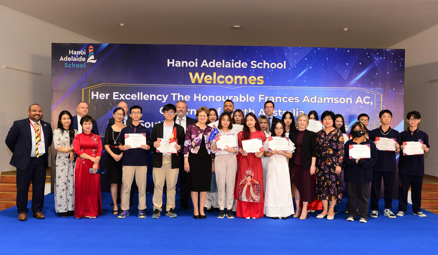 Thống đốc Frances Adamson AC trao chứng chỉ cho các bạn học sinh của chương trình tích hợp. Thống đốc Frances Adamson AC trao chứng chỉ cho các bạn học sinh của chương trình tích hợp.