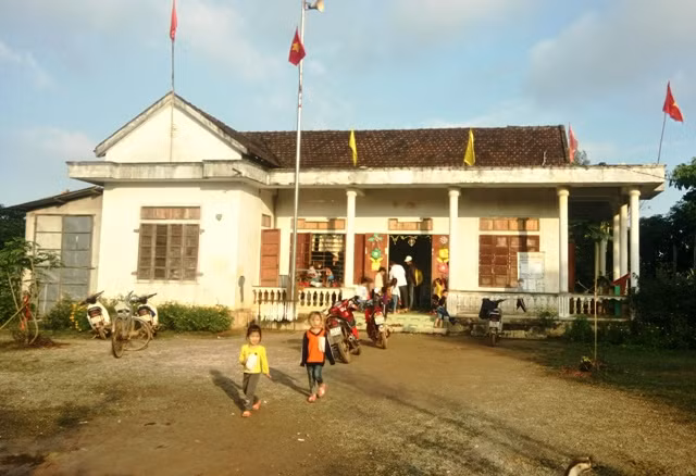 Nhà văn hóa trở thành lớp học "bất đắc dĩ". (Ảnh: T.P) Nhà văn hóa trở thành lớp học "bất đắc dĩ". (Ảnh: T.P)
