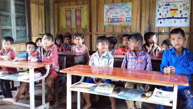 Các em học sinh ở bản Aki mặt mũi lấm lem, đi chân trần tới trường.