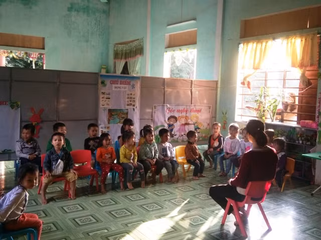 Cô trò thấp thỏm ngồi học dưới những phòng học sắp sập ảnh 2