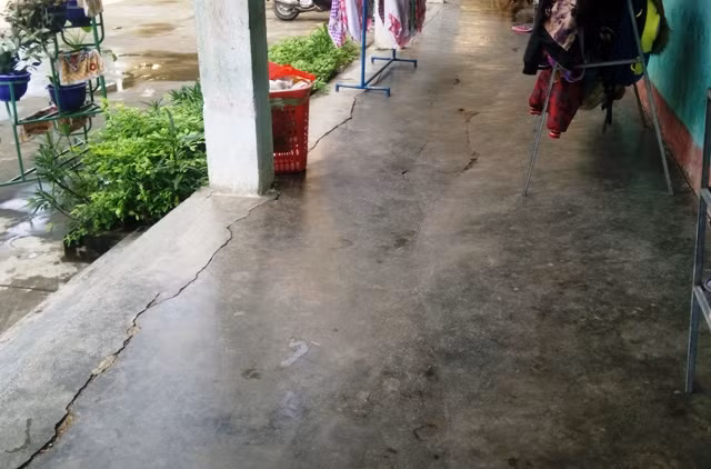 Nền bị nứt nẻ. (Ảnh: T.P) Nền bị nứt nẻ. (Ảnh: T.P)