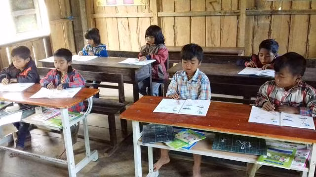 Nhìn hình ảnh các em học sinh vùng cao Thượng Trạch khiến nhiều người phải nhói lòng.