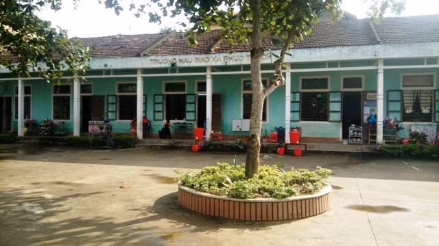 Dãy nhà xuống cấp có 3 lớp mẫu giáo lớn học ở điểm trường trung tâm. (Ảnh: T.P) Dãy nhà xuống cấp có 3 lớp mẫu giáo lớn học ở điểm trường trung tâm. (Ảnh: T.P)