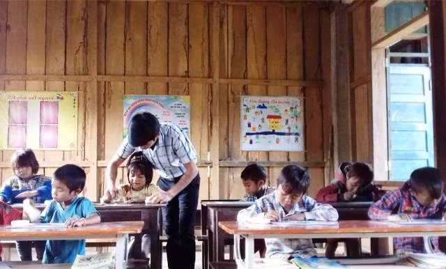 Dù học trong điều kiện thiếu thốn, phòng học tạm bợ, nhưng các em học sinh vẫn rất vui khi được đến trường.