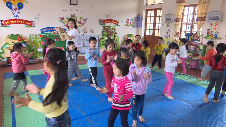 Cô giáo Vũ Thị Duyên luôn lồng ghép nội dung về tấm gương đạo đức của Bác vào các chủ đề dạy học (Ảnh: CTV)