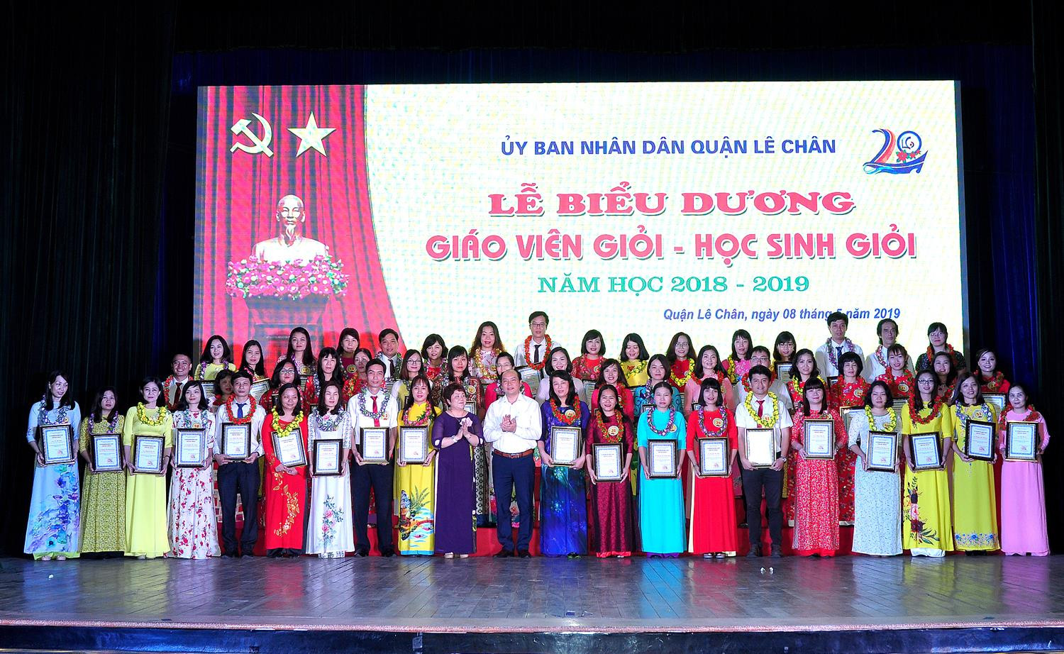 Các giáo viên dạy giỏi của quận Lê Chân được biểu dương tại buổi lễ (Ảnh: Lã Tiến) Các giáo viên dạy giỏi của quận Lê Chân được biểu dương tại buổi lễ (Ảnh: Lã Tiến)