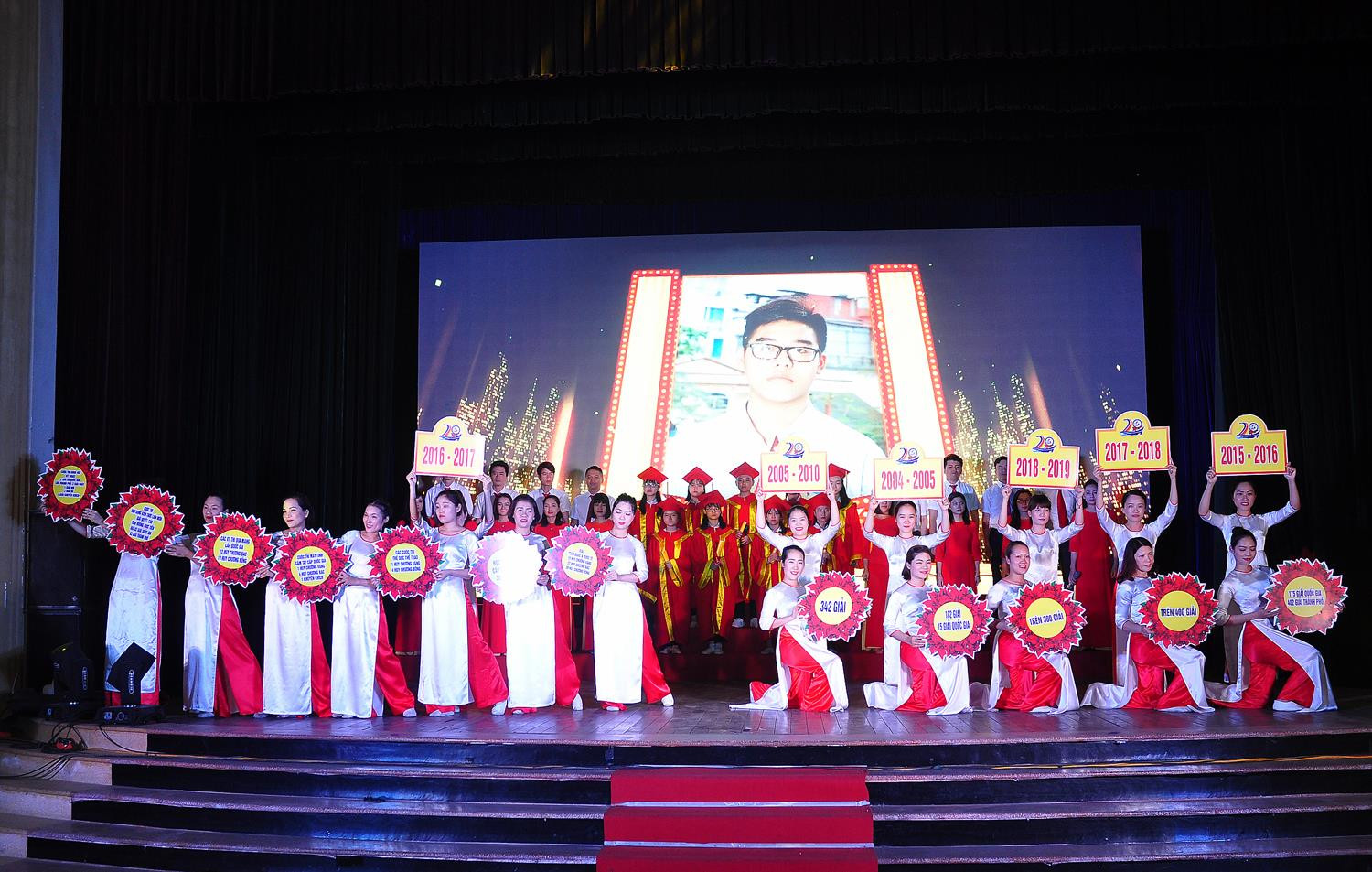 Lễ biểu dương giáo viên giỏi, học sinh giỏi quận Lê Chân năm học 2018-2019 đánh dấu mốc son 20 năm quận này dẫn đầu Hải Phòng về phát hiện, bồi dưỡng học sinh giỏi (Ảnh: Lã Tiến) Lễ biểu dương giáo viên giỏi, học sinh giỏi quận Lê Chân năm học 2018-2019 đánh dấu mốc son 20 năm quận này dẫn đầu Hải Phòng về phát hiện, bồi dưỡng học sinh giỏi (Ảnh: Lã Tiến)