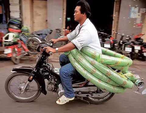 Hàng còn người còn, hàng rớt người rớt.