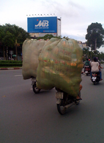 Quá khổ nhưng không quá tải vẫn bon bon trên đường. Ảnh: Phan Quang Nhật Quá khổ nhưng không quá tải vẫn bon bon trên đường. Ảnh: Phan Quang Nhật