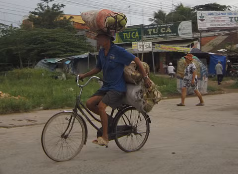 "Diễn xiếc" trên đường. Ảnh: Nguyễn Ngọc Báu "Diễn xiếc" trên đường. Ảnh: Nguyễn Ngọc Báu