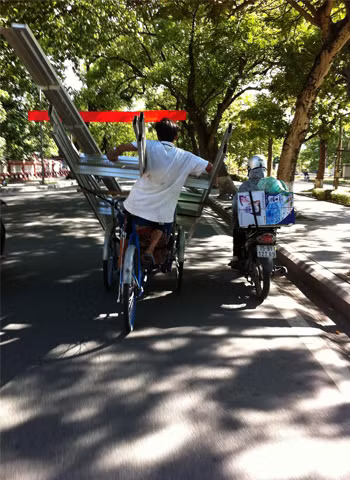 Ngồi cũng khó.