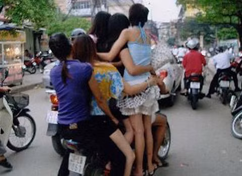 Chiếc "siêu xe" chở ít nhất 5 cô gái. Ảnh: Hoàng Gia Huy Chiếc "siêu xe" chở ít nhất 5 cô gái. Ảnh: Hoàng Gia Huy