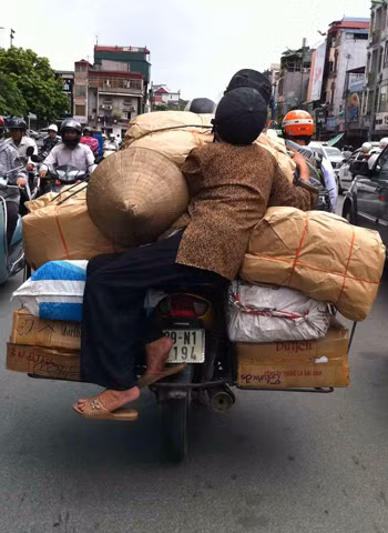 Đi "lụa" tí "cha nội" nha! Ảnh: Nguyễn Bắc