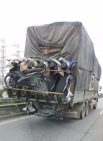 Chụp trên cao tốc Pháp Vân-Cầu Giẽ. Xe chở quá khổ, quá tải, đi sai làn. Ảnh: Nguyễn Hồ Nam Chụp trên cao tốc Pháp Vân-Cầu Giẽ. Xe chở quá khổ, quá tải, đi sai làn. Ảnh: Nguyễn Hồ Nam