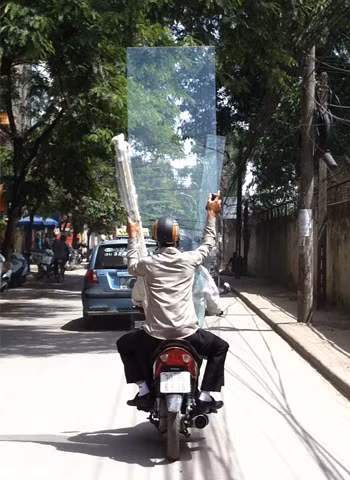 2 thanh niên chở tấm kính lớn, chụp tại đường Lê Trọng Tấn, ĐỊnh Công, Hà Nội. Ảnh: Sơn Ngân 2 thanh niên chở tấm kính lớn, chụp tại đường Lê Trọng Tấn, ĐỊnh Công, Hà Nội. Ảnh: Sơn Ngân
