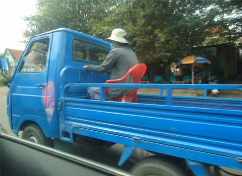 Ngồi ghế nhựa nguy hiểm, chụp tại Đồng Nai. Ảnh: Ngo Sach Hoang Ngồi ghế nhựa nguy hiểm, chụp tại Đồng Nai. Ảnh: Ngo Sach Hoang