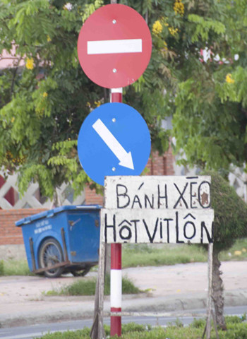 Biển báo chỉ đường vào quán, chụp tại Phan Rang. Ảnh: Duong Tran Biển báo chỉ đường vào quán, chụp tại Phan Rang. Ảnh: Duong Tran