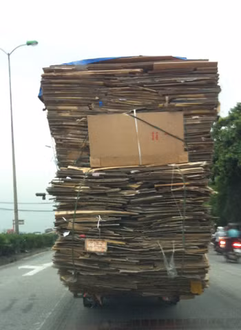 Chiếc xe tải nhỏ chở hàng cồng kềnh. Ảnh: Sơn Ngân Chiếc xe tải nhỏ chở hàng cồng kềnh. Ảnh: Sơn Ngân