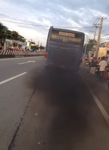 Xe buýt Đồng Nai xả khói đen mù trời, chụp tại Thủ Đức, TP.HCM. Ảnh: Thạch Lam Xe buýt Đồng Nai xả khói đen mù trời, chụp tại Thủ Đức, TP.HCM. Ảnh: Thạch Lam