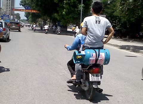 Ngồi trên trái "bom". Ảnh: Simba