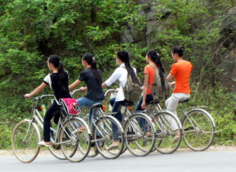 Các nữ sinh dàn hàng ngang trên đường, chụp tại Cao Bằng. Ảnh: Vua Viet Nhuan Các nữ sinh dàn hàng ngang trên đường, chụp tại Cao Bằng. Ảnh: Vua Viet Nhuan