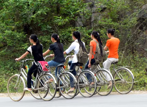 Các nữ sinh dàn hàng ngang trên đường, chụp tại Cao Bằng. Ảnh: Vua Viet Nhuan