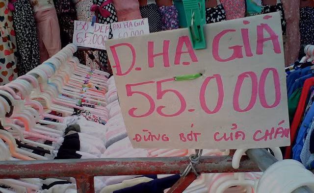 "Đúng là đại hạ giá rồi đừng bớt của cháu nha".