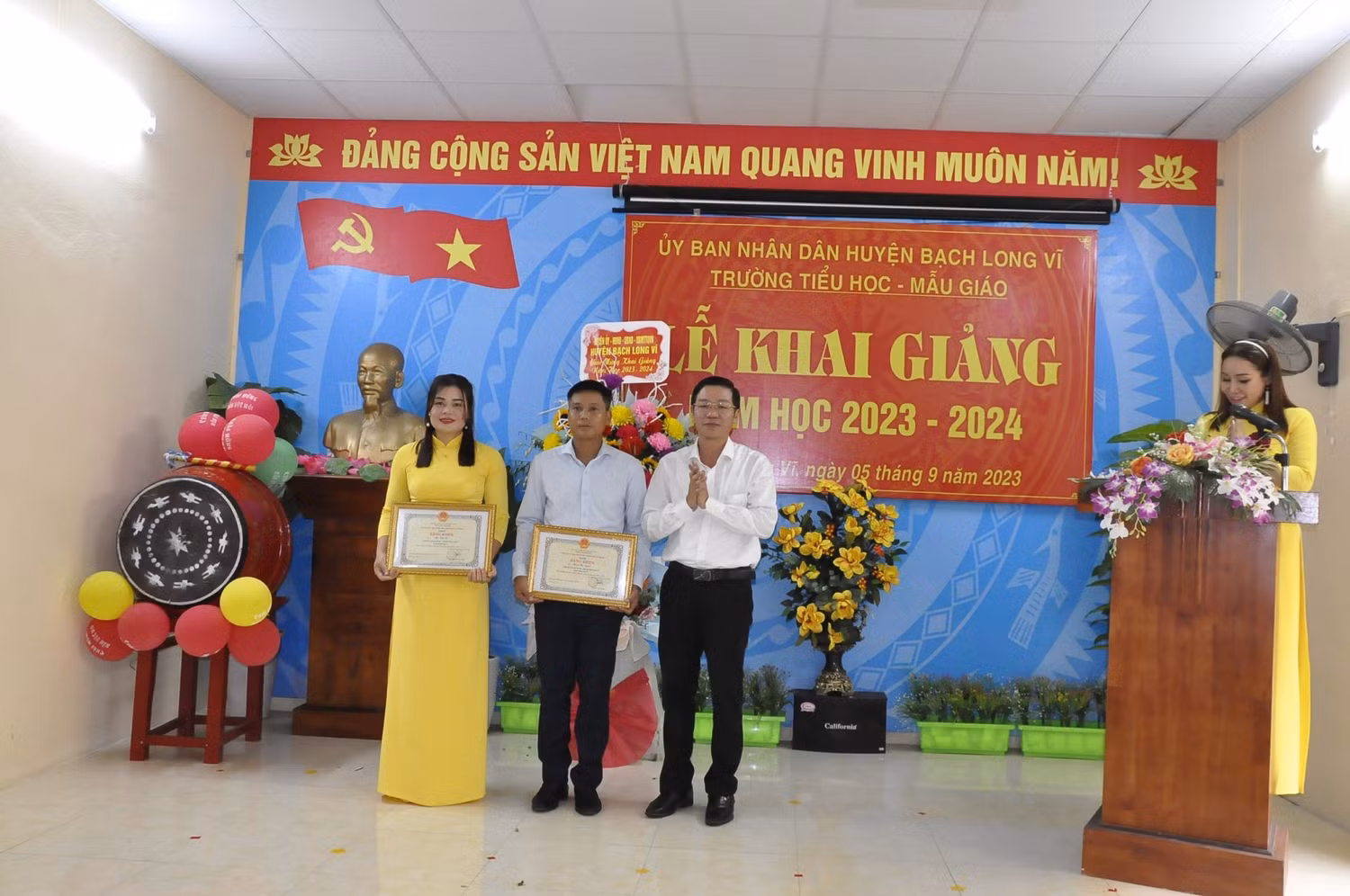 Hai giáo viên trên đảo được nhận bằng khen của Ủy ban nhân dân thành phố Hải Phòng.