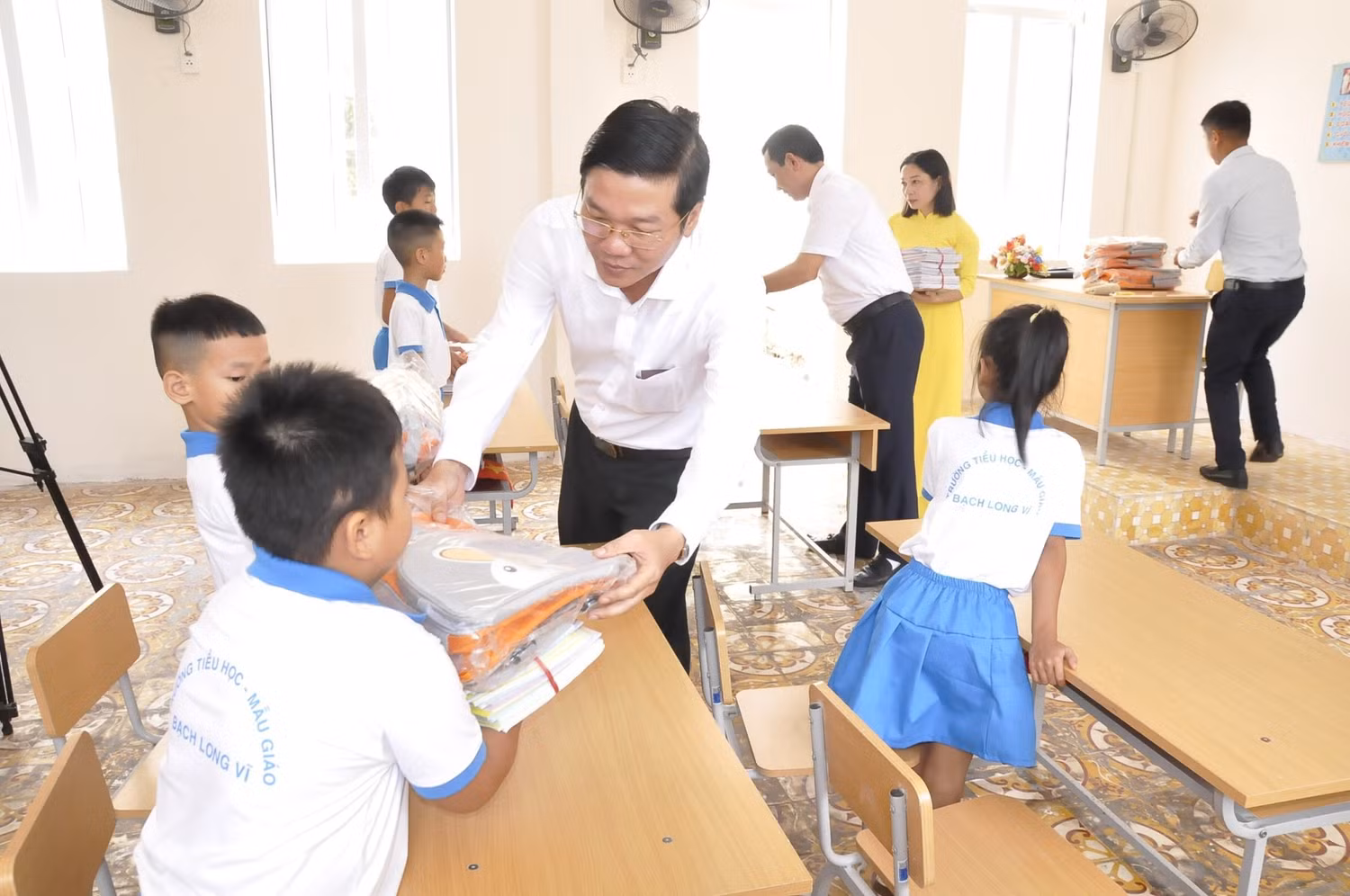 Dù trên đảo còn nhiều khó khăn, thiếu thốn nhưng học sinh nhà trường được các cấp lãnh đạo quan tâm giúp đỡ đầy đủ.