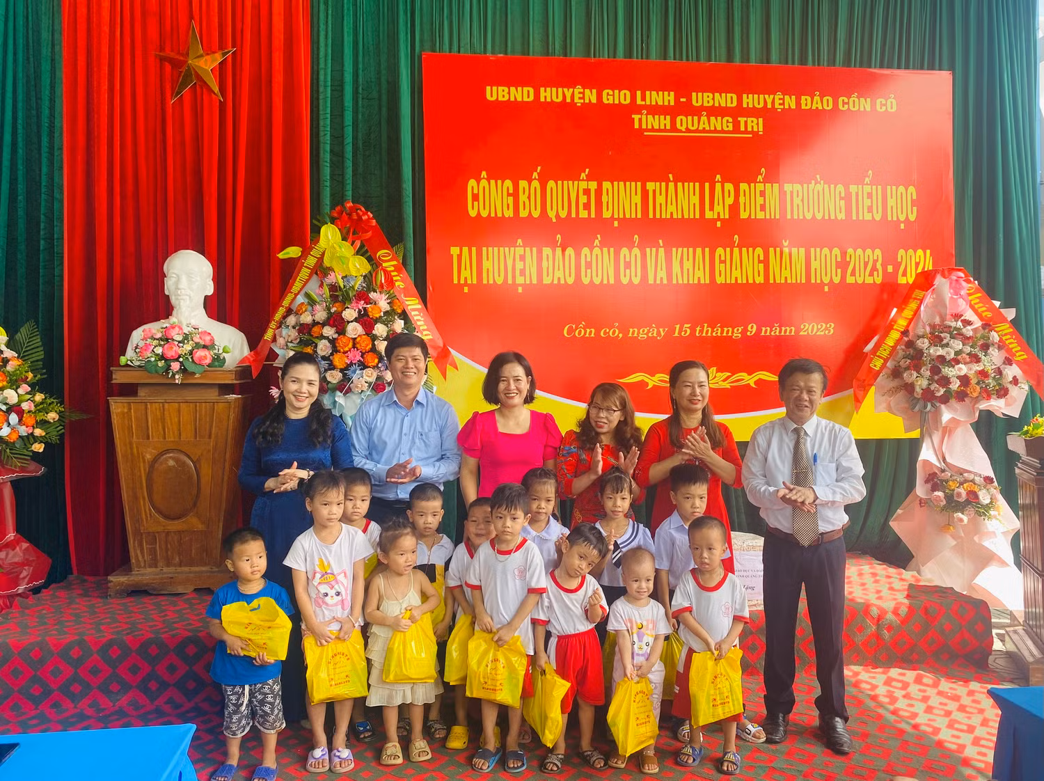 Các em đã có lớp học ngay tại đảo, không còn phải xa bố mẹ vào đất liền. Các em đã có lớp học ngay tại đảo, không còn phải xa bố mẹ vào đất liền.