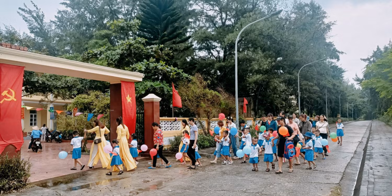 Phụ huynh và học sinh huyện đảo Bạch Long Vĩ tưng bừng đón ngày khai giảng năm học 2023 - 2024.