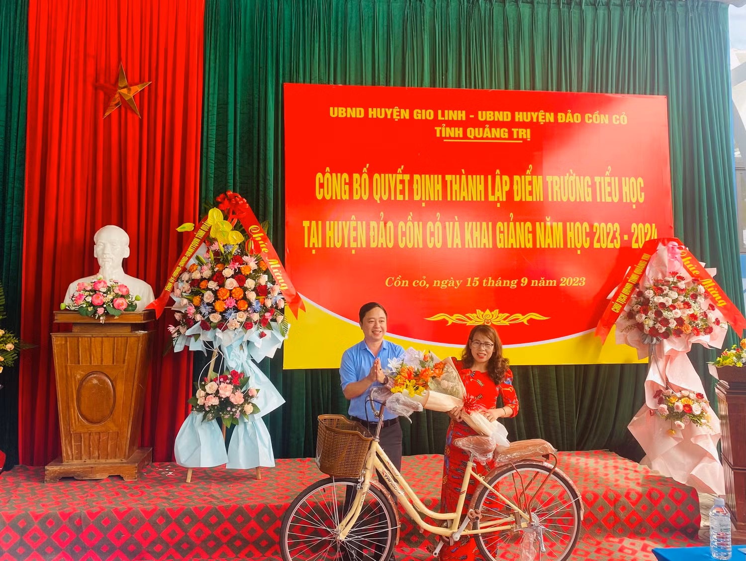 Công đoàn huyện đảo Cồn Cỏ tặng quà cho giáo viên đứng lớp Võ Thị Thơi. Công đoàn huyện đảo Cồn Cỏ tặng quà cho giáo viên đứng lớp Võ Thị Thơi.