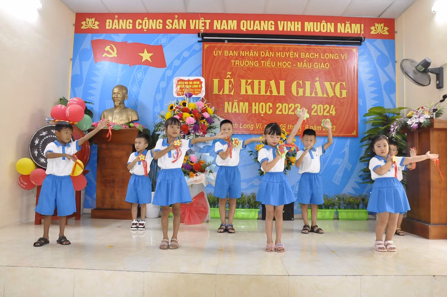 Tiết mục văn nghệ của các em học sinh trên đảo.
