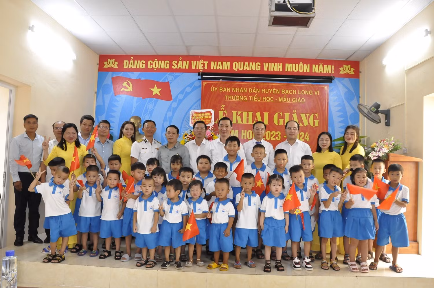 Các em học sinh trường Tiểu học - Mẫu giáo Bạch Long Vĩ.