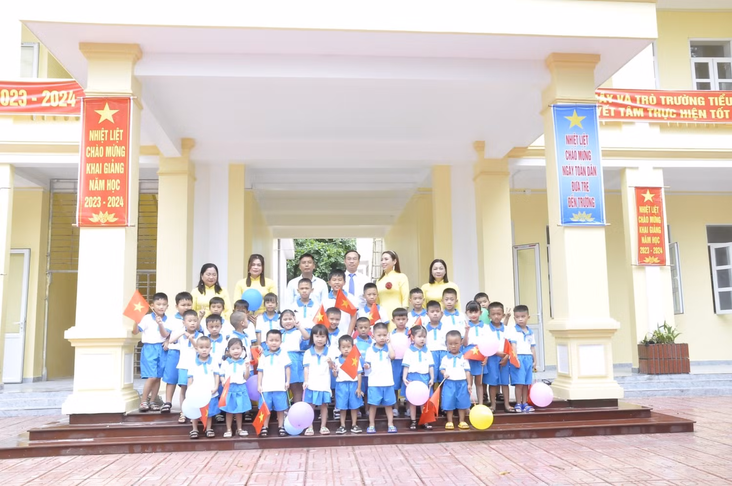 Tập thể thầy cô giáo và học sinh trường Tiểu học - Mầm non Bạch Long Vĩ trong ngày khai giảng năm học mới.