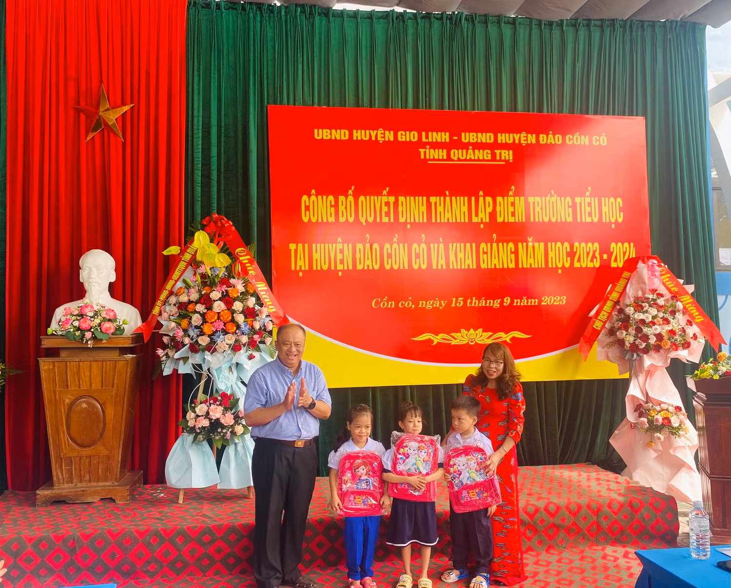 Lớp tiểu học trên đảo có 5 học sinh lớp 1. Ngày khai giảng, 2 em chưa kịp theo gia đình về đảo dự khai giảng. Lớp tiểu học trên đảo có 5 học sinh lớp 1. Ngày khai giảng, 2 em chưa kịp theo gia đình về đảo dự khai giảng.