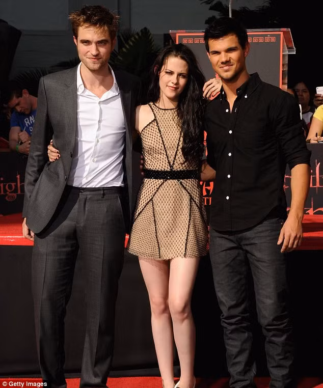 Taylor Lautner lẻ loi đứng cạnh cặp đôi "phim giả tình thật".