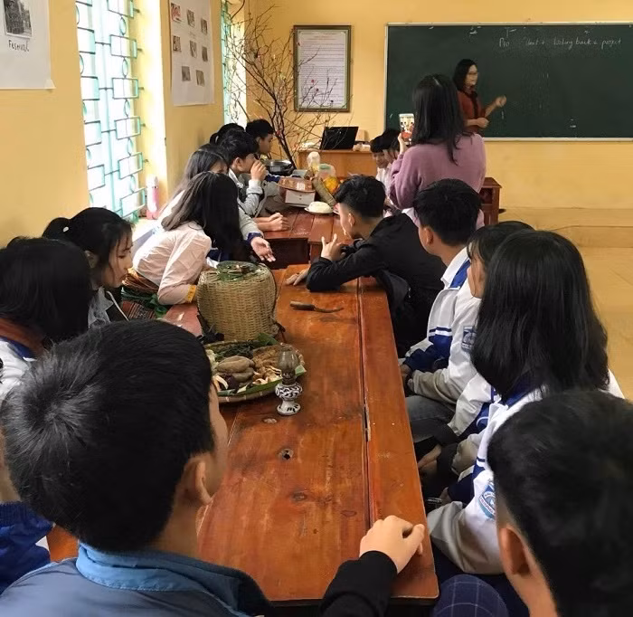 Tiết học tiếng Anh được lồng ghép với những hoạt động giao lưu văn hóa sôi nổi (Ảnh: Nhân vật cung cấp)