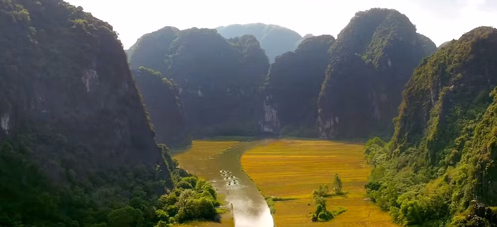 Hình ảnh núi đồi hùng vĩ của đất nước xuất hiện trong MV