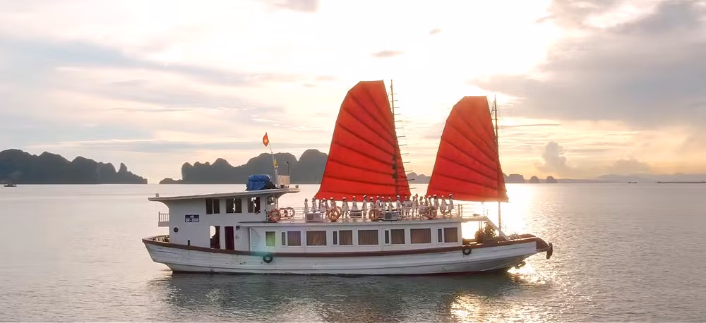 Thuyền buồm căng gió trên Vịnh Hạ Long.