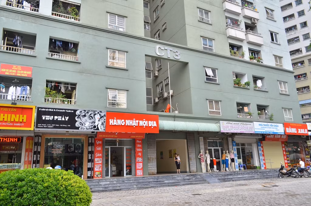 Theo một người dân sống tại Tòa nhà CT3 - Khu đô thị Xa La dù rất muốn chuyển nhưng đành chịu vì không có tiền.