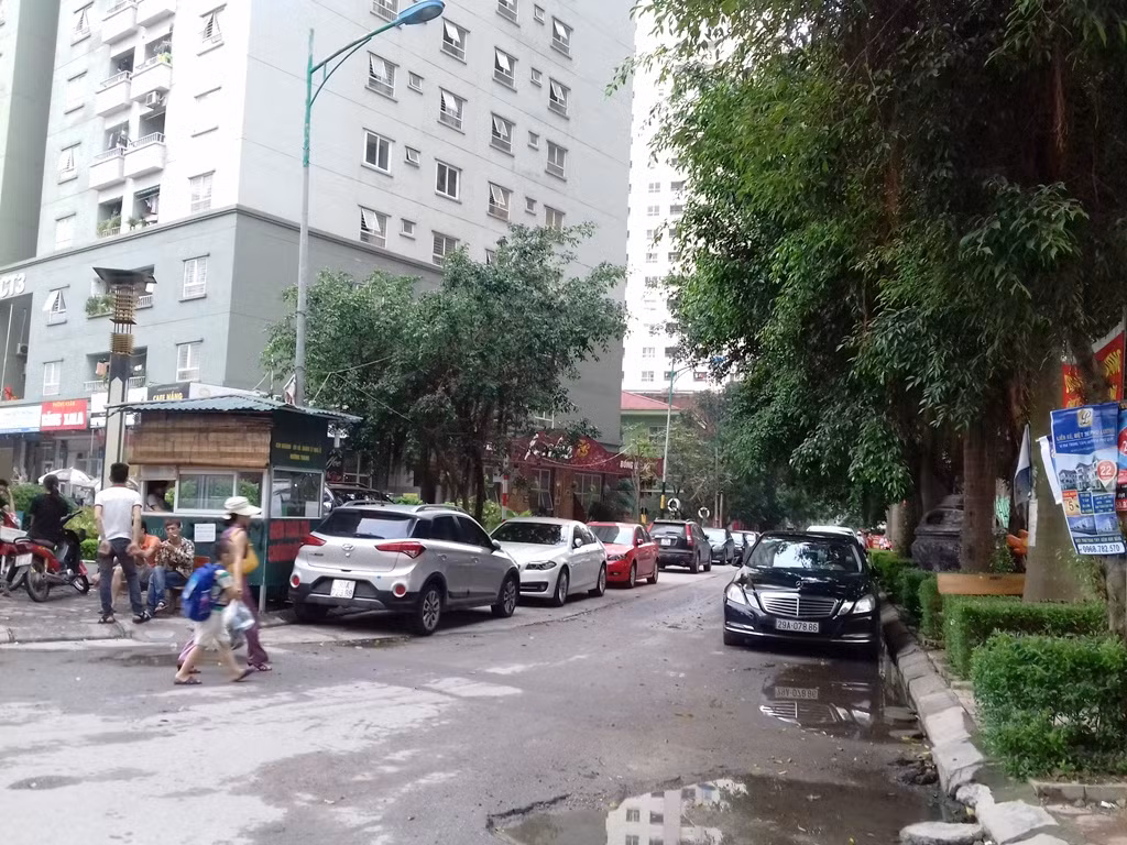 Lối vào chung cư CT3 và tòa nhà Trung tâm thương mại và căn hộ cao cấp chật cứng xe.