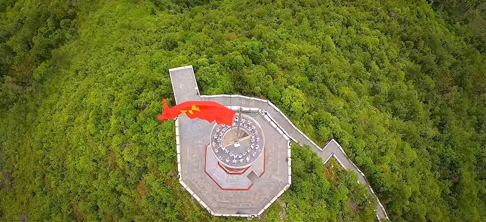 ...cột cờ Lũng Cú (Hà Giang) cũng xuất hiện trong MV.