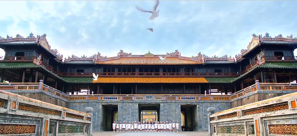 Cung đình Huế hình ảnh mang đậm chất văn hóa Việt xuất hiện trong MV.