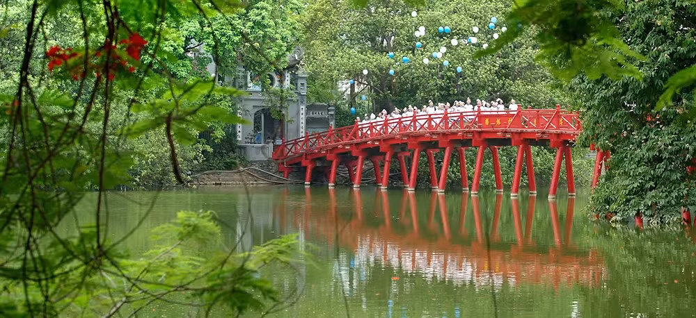 Cầu Thê Húc...