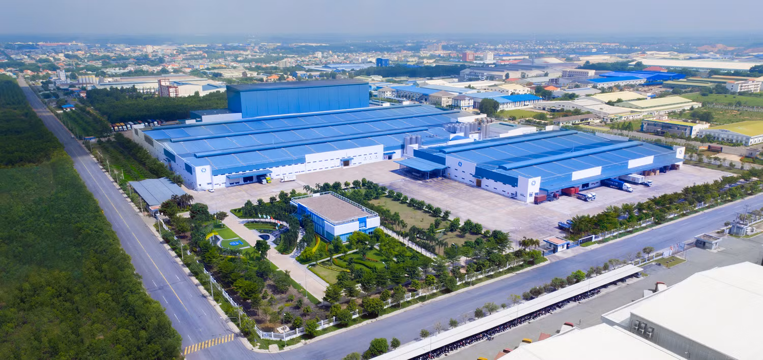 Ngoài 3 nhà máy tại nước ngoài, hiện Vinamilk có 13 nhà máy trên cả nước. Trong đó đáng kể 2 siêu nhà máy sản xuất trị giá gần 5.000 tỷ đồng bằng vốn tự có tại tỉnh Bình Dương.