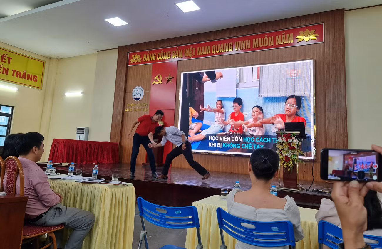 Thạc sĩ Nguyễn Phồn Hưng chia sẻ kỹ năng thoát hiểm khi con trẻ bị bắt cóc (Ảnh: Lã Tiến)