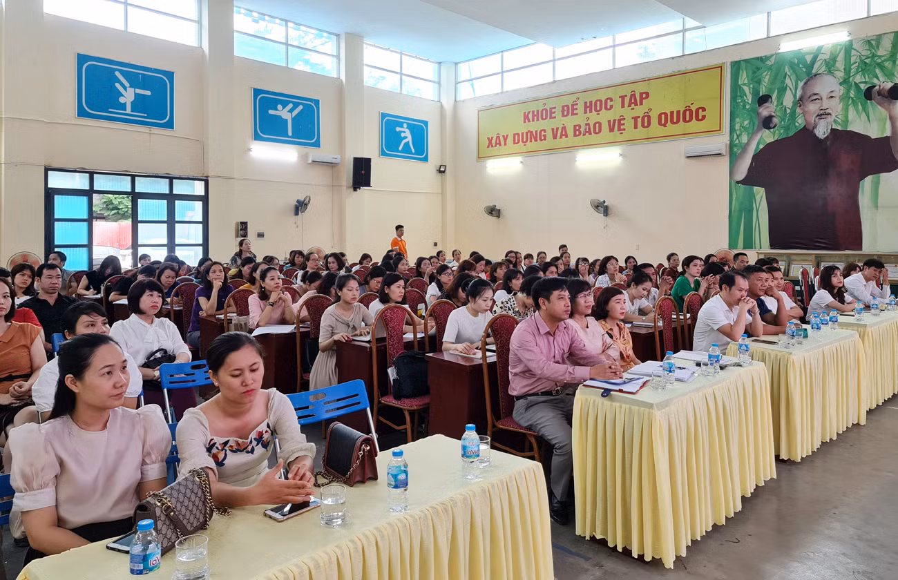 Buổi tập huấn thu hút sự chăm chú theo dõi của các thầy, cô giáo và các bậc phụ huynh (Ảnh: Lã Tiến)